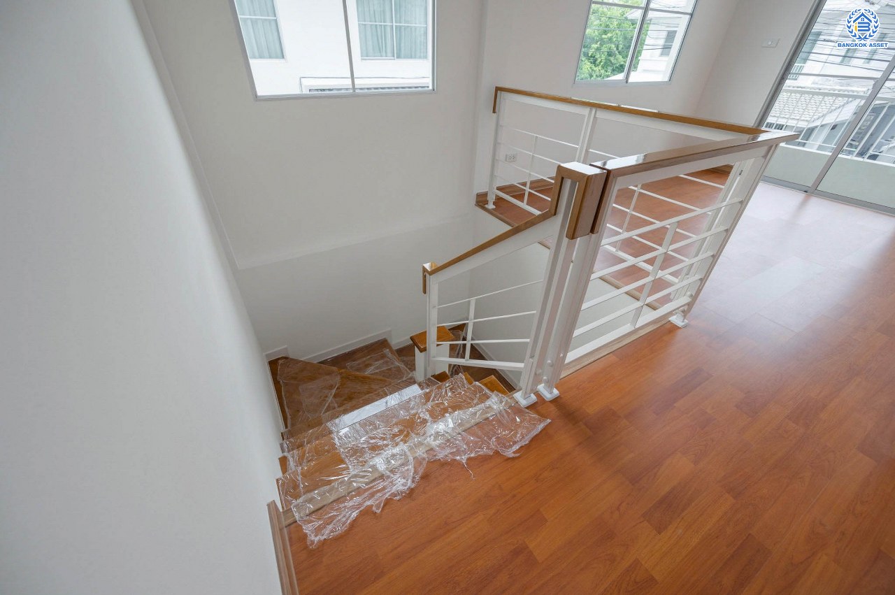 บ้านมือสองตกแต่งใหม่ คุณภาพแบรนด์ LH โครงการ ชัยพฤกษ์ ราชพฤกษ์-แจ้งวัฒนะ เนื้อที่ 66 ตร.ว. ฟังก์ชัน 3 ห้องนอน 3 ห้องน้ำ 2 ที่จอดรถ ภายในตกแต่งหรูหรา บนทำเลติดถนนราชพฤกษ์ เชื่อมสู่แจ้งวัฒนะได้อย่างรวดเร็ว ใกล้รถไฟฟ้าสายสีชมพู "ปากเกร็ด" จุดขึ้นทางด่วน "แจ้งวัฒนะ" โรบินสัน ไลฟ์สไตล์ ราชพฤกษ์ และ โลตัส นอร์ธราชพฤกษ์